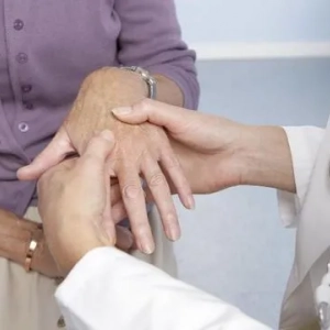Autoimunitná artritída: príčiny, symptómy, diagnostika a liečebné metódy