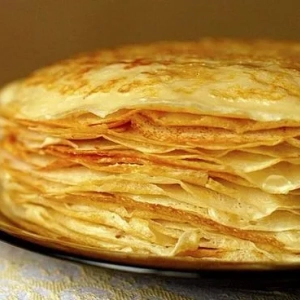 Sieťované palacinky na kefíre s vriacou vodou: recept, prísady, tajomstvá varenia