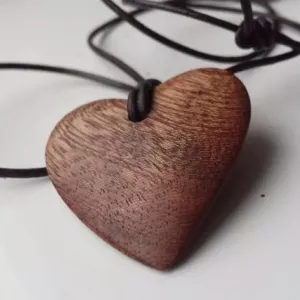 Ako urobiť drevený prívesok s vlastnými rukami