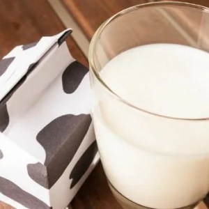 Kravské mlieko pre dojčatá: výhody a škody, od akého veku dávať, názory lekárov
