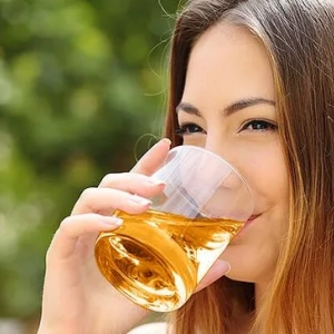 Je možné piť jablčný ocot: výhody a škody, pravidlá používania, recenzie