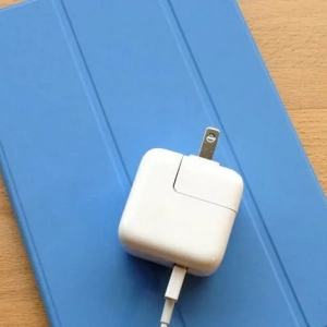 Je možné tablet používať počas nabíjania batérie?