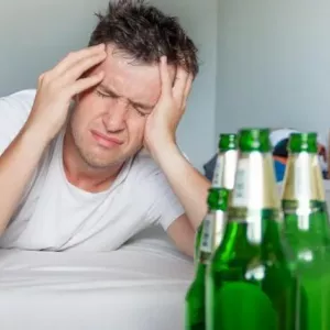 Prečo mám nočné mory s kocovinou? Ako alkohol ovplyvňuje ľudský mozog