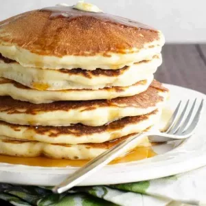 Nadýchané palacinky na kyslom mlieku s droždím: recepty a tipy na varenie