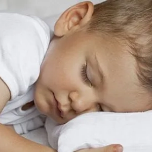 V akom veku spia deti na vankúši? Typy a veľkosti vankúšov pre deti