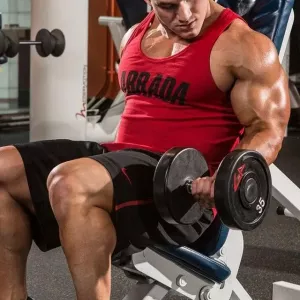 Ohýbanie ramien s činkami pri sedení na bicepse: ako správne vykonávať a ktoré svaly pracujú