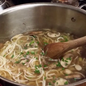 Polievka so šampiňónmi a rezancami. Recept, tipy na varenie