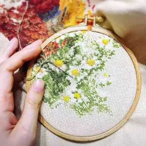 Cross-stitch sedmokrásky: schémy a tipy pre začiatočníkov